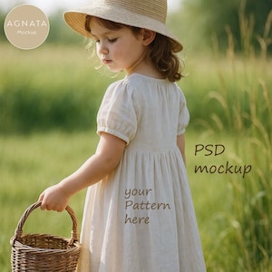 Könnte beinhalten: Ein junges Mädchen trägt ein hellbeige Kleid und einen Strohhut und hält einen Weidenkorb. Das Kleid hat kurze Ärmel und einen gerafften Rock. Der Text "PSD mockup" und "your Pattern here" ist auf dem Kleid zu sehen.