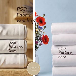 Könnte beinhalten: Ein Mockup-Bild mit Stapeln gerollter weißer Stoffe, auf denen der Text "your Pattern here" steht. Das Bild enthält auch eine Vase mit Blumen und den Text "PSD Fabric - mockup".