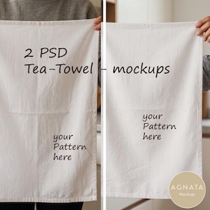 Op de afbeelding: Twee witte rechthoekige theedoeken weergegeven als digitale mockups. De linker theedoek bevat de zwarte tekst 2 PSD Tea-Towel en your Pattern here. De rechter theedoek toont de zwarte tekst mockups en your Pattern here met een rond logo.
