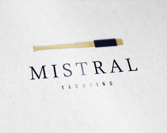 Puede incluir: Un diseño de logotipo con la palabra "MISTRAL" en una fuente oscura y elegante, con "YACHTING" debajo. Encima del texto hay una ilustración estilizada de telescopio en beige y negro, sobre un fondo blanco.