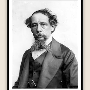 Pode incluir: Um retrato a preto e branco de uma pessoa com cabelo ondulado e uma barba proeminente no queixo. O indivíduo veste um casaco escuro abotoado sobre uma camisa de colarinho e um colete. A imagem tem uma moldura preta espessa.