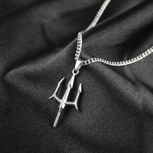 Collar de plata con tridente de Neptuno, dios griego del mar, Poseidón, amuleto mitológico, joyería, regalo para hombres y mujeres imagen 1
