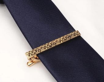 Pinza para corbata de latón con diseño de bronce y baño de oro de 18 quilates. Accesorio de joyería para bodas de hombre.