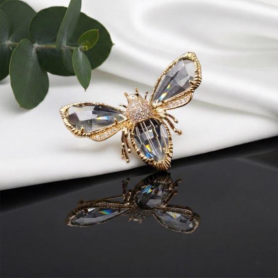 Crystal Bee Brooch Copper Honeycomb Pin Cubic Zirconia Women’s Jewelry Gift Accessory Elegant