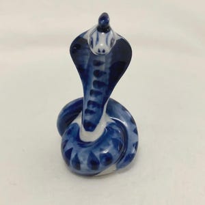 Gzhel Schlangenkobra mit kleinem Hut Porzellanfigur - Made in Russland - Vintage - 3,25 Zoll - Blau und Weiß
