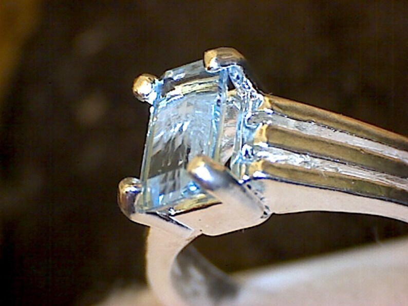 Beautiful Aquamarine Tri-Ribbed Ring