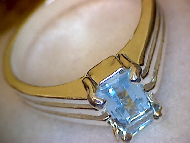 Beautiful Aquamarine Tri-Ribbed Ring