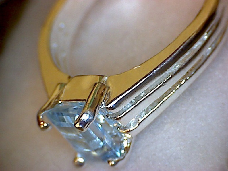 Beautiful Aquamarine Tri-Ribbed Ring