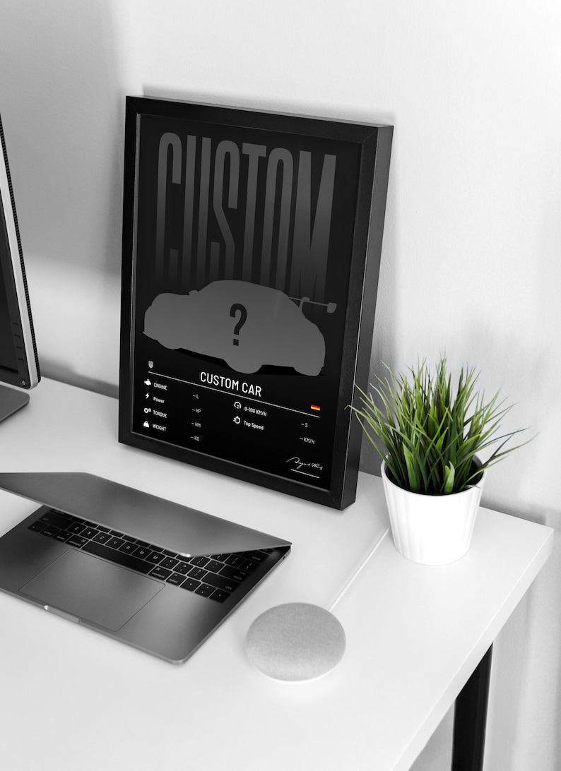 Może przedstawiać: Oprawiony czarno-biały wydruk z napisem "CUSTOM" dużymi literami. Poniżej sylwetka samochodu ze znakiem zapytania, oznaczona jako "CUSTOM CAR". Laptop, mała roślina i inteligentny głośnik znajdują się na białym biurku.