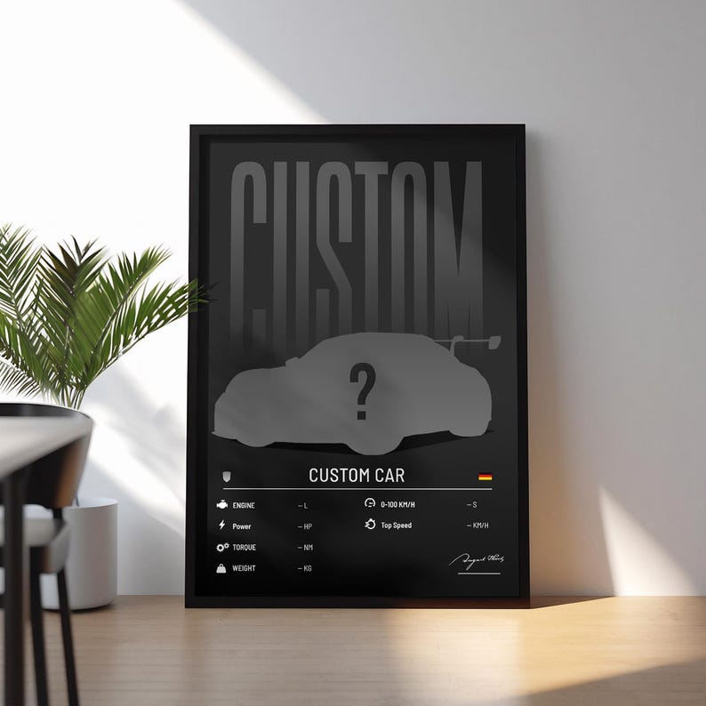 Może przedstawiać: Czarny plakat w ramie ze słowem "CUSTOM" w dużych, stylizowanych literach. Sylwetka samochodu ze znakiem zapytania jest wyśrodkowana poniżej. Słowa "CUSTOM CAR" znajdują się na dole, ze specyfikacjami samochodu.