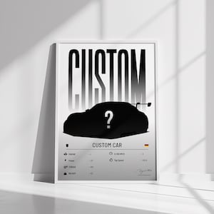 Może przedstawiać: Oprawiony plakat z napisem "CUSTOM" dużymi, pogrubionymi, czarnymi literami. Poniżej czarna sylwetka samochodu ze znakiem zapytania. Plakat zawiera specyfikacje samochodu i tekst "CUSTOM CAR".