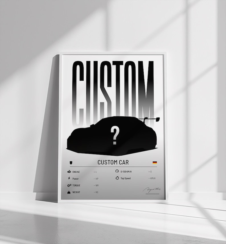 Może przedstawiać: Oprawiony plakat z napisem "CUSTOM" dużymi, pogrubionymi, czarnymi literami. Poniżej czarna sylwetka samochodu ze znakiem zapytania. Plakat zawiera specyfikacje samochodu i tekst "CUSTOM CAR".