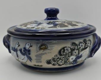 Plato de cerámica vintage hecho a mano con tapa, firmado, de gres con diseño de pato y flores, ideal para la decoración de una cocina rústica.