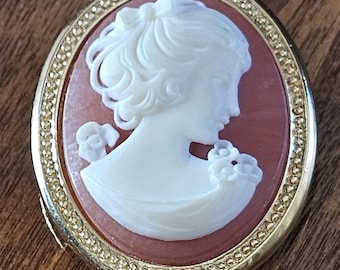 Vintage Trifari goudkleurige camee broche crème op koraal ovale pin jaren 80