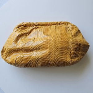 Vintage slangenleer clutch mosterdgeel leer gevoerd jaren 90 boho statement portemonnee