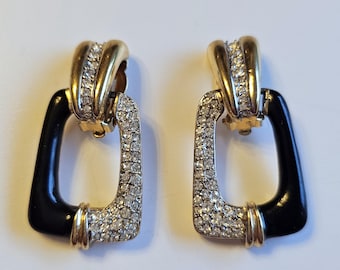 Pendientes de clip Nina Ricci: Esmalte negro, diamantes de imitación, tono dorado. Diseño llamativo de los años 80.