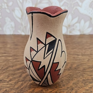 Vaso de cerâmica vintage do sudoeste americano com design geométrico pintado à mão, decoração para o deserto.
