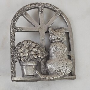 Vintage Spoontiques Tenn Katt i Fönster Brosch Blomkruka Nål 3922