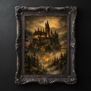 以下が含まれることがあります： 温かい光に照らされた、山頂の城を描いた額入りの絵画。城は森と霧に囲まれています。装飾的な黒いフレームが、このアートワークにクラシックな雰囲気を加えています。