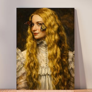 Puede incluir: Retrato enmarcado de una mujer con largo cabello rubio ondulado y un vestido blanco. Dos mariposas están colocadas cerca de sus ojos. La obra de arte tiene una estética vintage con un fondo oscuro e iluminación suave.