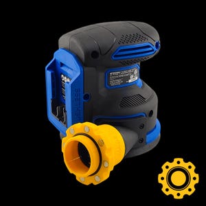 Puede incluir: Una lijadora inalámbrica negra y azul con un puerto de polvo amarillo. La lijadora tiene un compartimento de batería y detalles en azul. El nombre del producto y las especificaciones están impresos en el lateral. Un icono de engranaje amarillo está en la esquina inferior derecha.