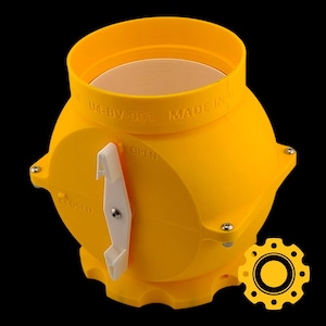 以下が含まれることがあります： 白いつまみが付いた明るい黄色のプラスチックバルブ。バルブには「U4-BV-001 MADE IN USA」の文字と「OPEN」と「CLOSED」のラベルが付いています。このバルブは、工業用または機械的な用途向けに設計されています。