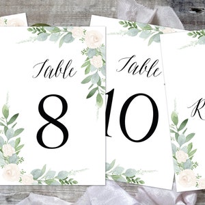 K&ouml;nnte beinhalten: Vier wei&szlig;e Tischkarten mit gr&uuml;nem Blumendesign. Die Karten sind mit 14, 8, 10 nummeriert und eine Karte lautet "Reserviert".