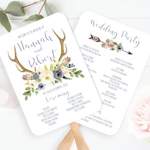 Puede incluir: Abanico de boda con los nombres "Hannah y Robert" y diseño floral de cuernos. El abanico incluye la fecha de la boda y los detalles de la ceremonia. El segundo abanico enumera el cortejo nupcial con un diseño de flecha y plumas.