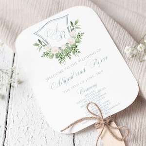 Pode incluir: Um leque de programa de casamento branco com um design floral azul e branco. O leque apresenta os nomes Abigail e Ryan e a data 19 de junho de 2019. A ordem da cerimônia está listada no leque.
