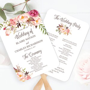 Puede incluir: Abanico de programa de ceremonia de boda con un diseño floral en tonos rosa y burdeos. El texto en el abanico dice "Bienvenido a la boda de Blair Watson y Charles Richardson, 21 de octubre de 2017". La parte posterior del abanico enumera la fiesta de bodas.