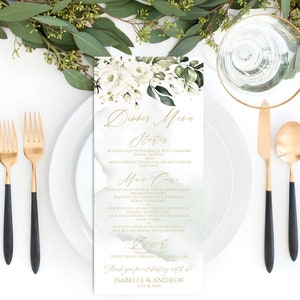 K&ouml;nnte beinhalten: Eine Hochzeits-Dinnerkarte mit einem Aquarell-Blumendesign in Wei&szlig; und Gr&uuml;n. Die Speisekarte umfasst Vorspeisen, Hauptgericht, Dessert und einen Dank an Isabelle & Andrew. Das Datum ist der 18. Juli 2020.
