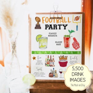Könnte beinhalten: Ein hölzernes Klemmbrett zeigt ein Football Party Menüschild mit Illustrationen von Margarita, Bloody Mary, Bierflaschen und einem roten Eimer mit Getränken. Das Schild enthält Textbeschriftungen für Bier, Spirituosen und Eimer sowie Football-Grafiken.