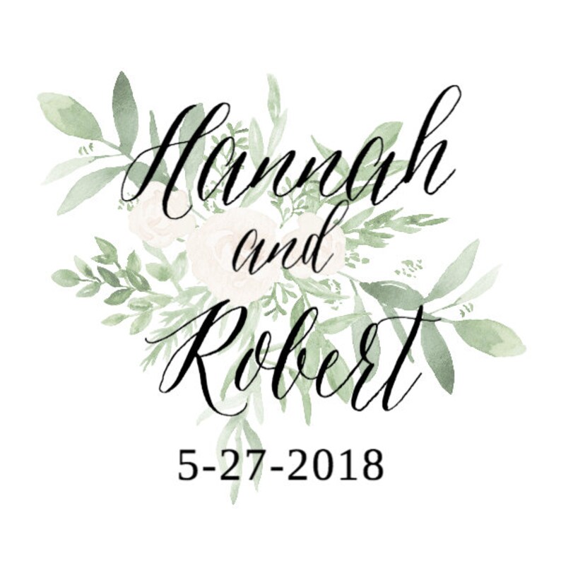 以下が含まれることがあります： 緑と白の水彩画の花柄が描かれた結婚の発表。テキストには「ハンナとロバート」と、その下に日付「5-27-2018」が書かれている。