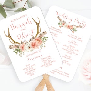 Puede incluir: Abanico de programa de ceremonia de boda con un diseño floral y de asta de ciervo. El abanico presenta un arreglo floral rosa y blanco con plumas y astas de ciervo. El texto en el abanico dice "Bienvenido a la boda de Hannah y Robert" y "El 5 de septiembre de 2018".