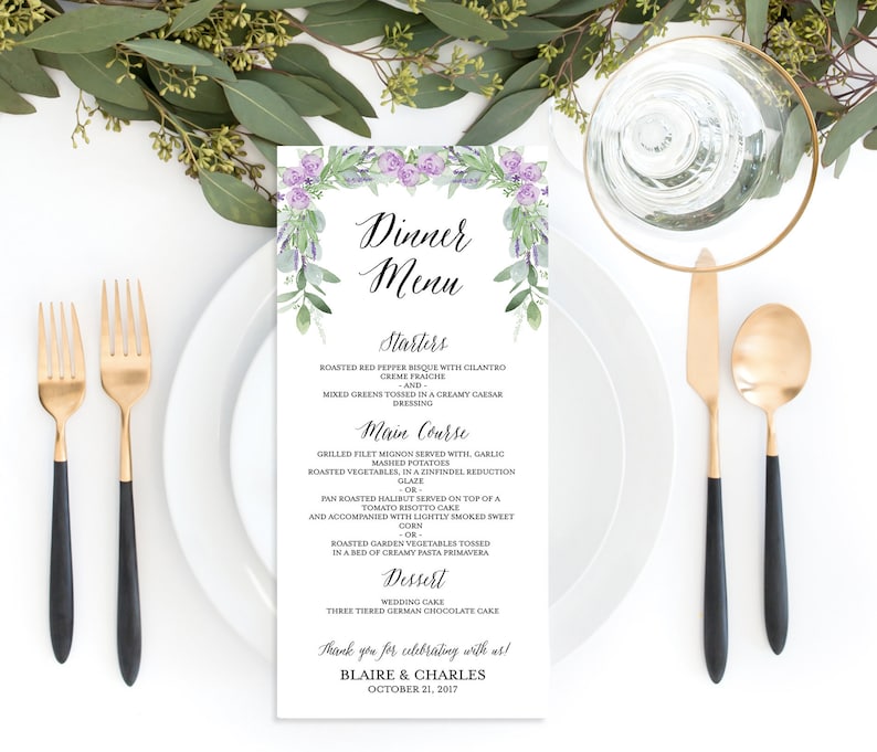 Pode incluir: Um cart&atilde;o de menu de casamento com uma borda floral. O menu inclui entradas, prato principal e sobremesas. O cart&atilde;o &eacute; impresso em papel branco e apresenta uma fonte de escrita manuscrita. O texto diz: "Dinner Menu", "Starters", "Main Course", "Dessert", "Thank you for celebrating with us!"  "Blair & Charles", "October 21, 2017".