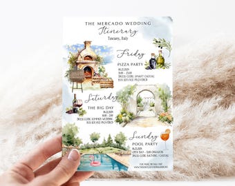Puede incluir: Una tarjeta de itinerario de boda titulada The Mercado Wedding Itinerary en la Toscana, Italia. Incluye ilustraciones en acuarela de un horno de pizza, un arco de piedra y una piscina con un flotador de flamenco rosa, detallando los eventos del fin de semana.