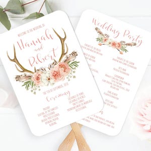 Puede incluir: Dos abanicos de programa de boda blancos con esquinas redondeadas. El primero presenta el texto Welcome to the wedding of Hannah and Robert, la fecha y detalles de la ceremonia, decorados con astas, flores rosas y plumas.