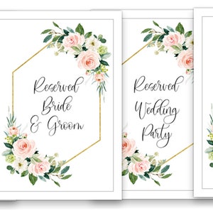 Puede incluir: Cuatro carteles de mesa de boda imprimibles con guirnaldas florales y marcos hexagonales dorados. Los carteles dicen "Reservado para la familia", "Reservado Novia y Novio", "Reservado Fiesta de Boda" y "Reservado".