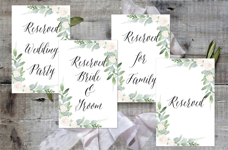 K&ouml;nnte beinhalten: Vier wei&szlig;e Karten mit gr&uuml;nen floralen R&auml;ndern und schwarzem Kalligraphietext. Der Text lautet "Reserviert Hochzeitsfeier", "Reserviert Braut & Br&auml;utigam", "Reserviert f&uuml;r die Familie" und "Reserviert".