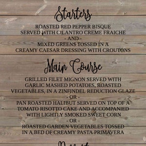 Puede incluir: Un fondo de madera r&uacute;stico con una cadena de luces blancas. El texto "Dinner Menu" est&aacute; escrito en letra cursiva negra. El men&uacute; enumera opciones de entrantes, platos principales y postres. El texto "Thank you for celebrating with us!" est&aacute; escrito en letra cursiva negra. Los nombres "BLAIRE & CHARLES" y la fecha "OCTOBER 21, 2017" est&aacute;n escritos en negro.