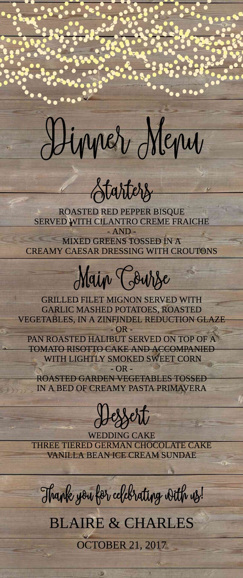 Puede incluir: Un fondo de madera r&uacute;stico con una cadena de luces blancas. El texto "Dinner Menu" est&aacute; escrito en letra cursiva negra. El men&uacute; enumera opciones de entrantes, platos principales y postres. El texto "Thank you for celebrating with us!" est&aacute; escrito en letra cursiva negra. Los nombres "BLAIRE & CHARLES" y la fecha "OCTOBER 21, 2017" est&aacute;n escritos en negro.