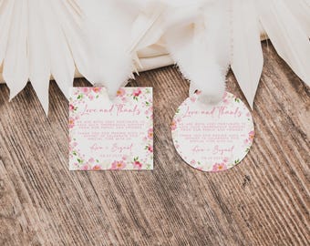 Puede incluir: Dos etiquetas de papel, una cuadrada y otra circular, con un borde floral rosa y el texto Love and Thanks, We are both very fortunate to have such tremendous support from our family and friends, Ava + Bryant, 08.22.202X.