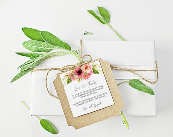 Puede incluir: Una caja de regalo rectangular blanca envuelta en cordel con una ramita de hojas de salvia verdes y una etiqueta cuadrada de papel kraft con un diseño floral de acuarela y el texto Love & Thanks, We are both very fortunate to have such tremendous support from our family and friends, Thank you for making such an effort to celebrate this special time with us, Ava and Bryant.
