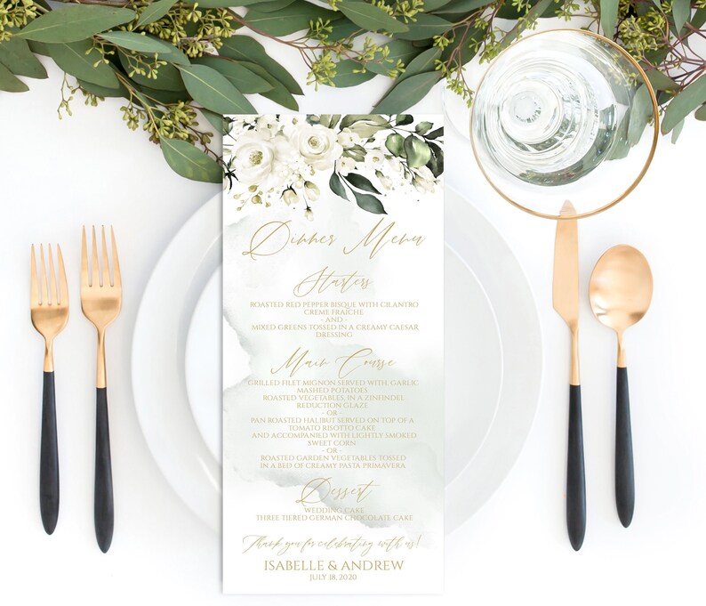 K&ouml;nnte beinhalten: Eine Hochzeits-Dinnerkarte mit einem Aquarell-Blumendesign in Wei&szlig; und Gr&uuml;n. Die Speisekarte umfasst Vorspeisen, Hauptgericht, Dessert und einen Dank an Isabelle & Andrew. Das Datum ist der 18. Juli 2020.