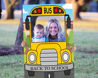 Puede incluir: Un accesorio de fotomatón con forma de autobús escolar amarillo que incluye una ventana recortada para las caras. El diseño del autobús presenta luces rojas y naranjas, una rejilla negra y el texto BUS arriba y BACK TO SCHOOL en el parachoques.