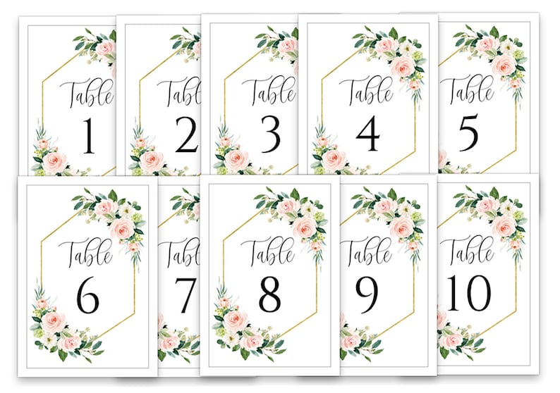 Puede incluir: Diez tarjetas de n&uacute;mero de mesa blancas con marcos hexagonales dorados y dise&ntilde;os florales. Los n&uacute;meros del 1 al 10 est&aacute;n impresos en negro.