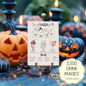 Könnte beinhalten: Ein Halloween-Bar-Menüschild mit dem Text "I'm just HERE for the" und Cartoon-Geistern. Das Schild zeigt Getränkenamen wie "Pink Witch" und "Mad-Eye Martini" mit geschnitzten Kürbissen und Kerzen im Hintergrund.