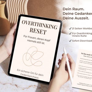 Könnte beinhalten: Ein Tablet mit dem Text "OVERTHINKING RESET" und deutschem Text. Das Tablet wird von einer Person gehalten, mit einem Stift und einem ausgedruckten Arbeitsblatt. Das Bild deutet auf ein Selbsthilfe- oder mentales Wellness-Produkt hin.