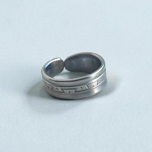 Anillo de cuchara de acero inoxidable - Patrón en zigzag - Varios tamaños disponibles