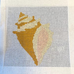 Puede incluir: Un lienzo de punto de aguja con un diseño de concha marina de color amarillo dorado estilizado. La concha marina se encuentra sobre un fondo blanco con un patrón de cuadrícula, creando una apariencia texturizada. El diseño es simple y geométrico.
